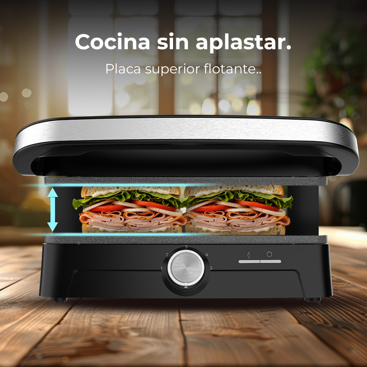 Sandwichera con dos sándwiches, plato superior flotante. Vista interior.