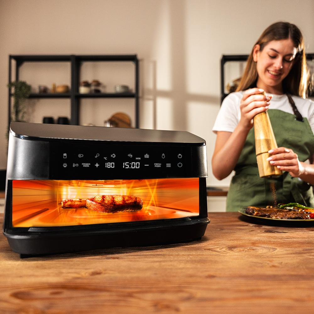 Un hombre cocina en una cocina, un trozo de carne se cocina en un horno.