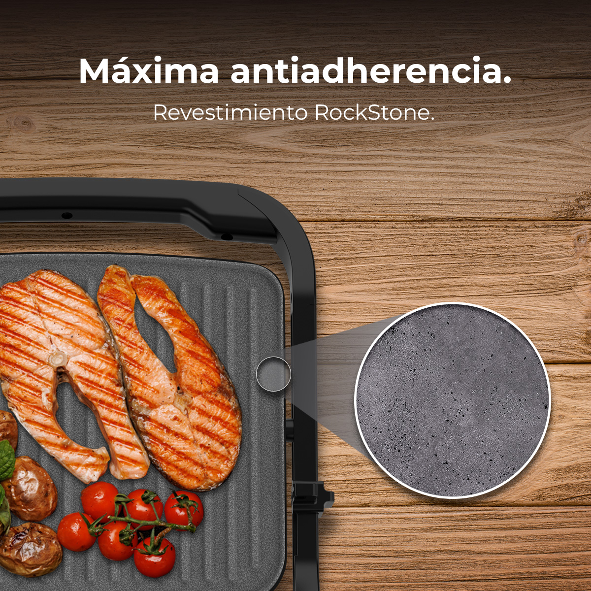 Dos filetes de salmón a la parrilla sobre una plancha con tomates cherry y champiñones.