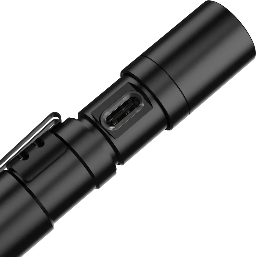 Gros plan d'une lampe de poche noire avec port USB-C et clip.