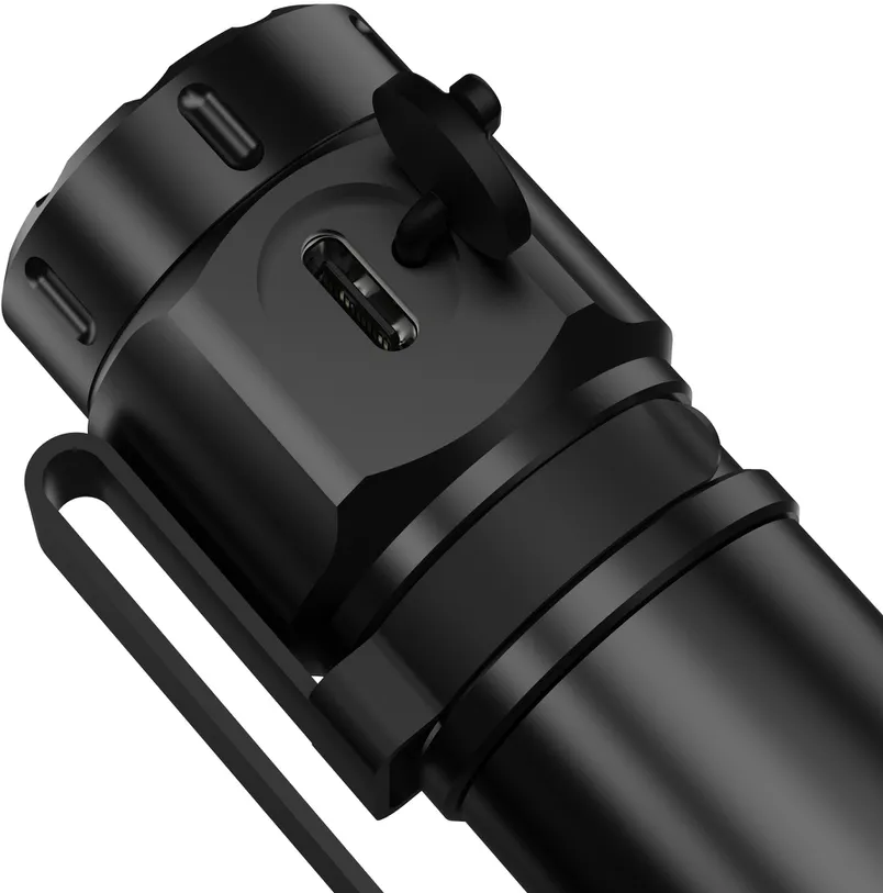 Gros plan d'une lampe torche noire avec port USB-C et clip.