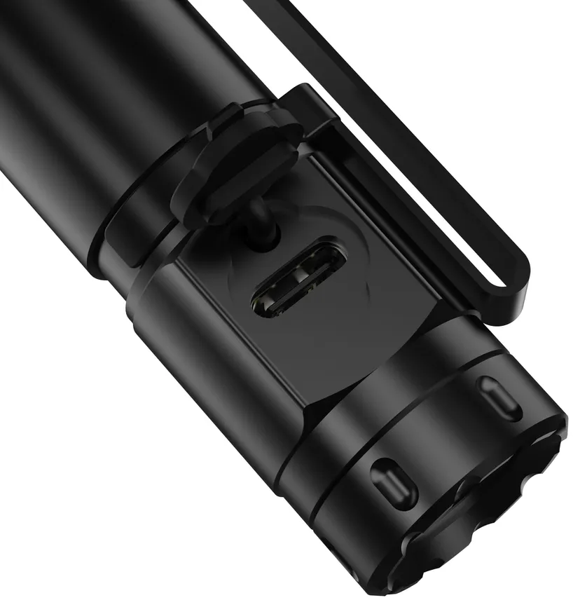 Gros plan d'une lampe de poche noire avec port USB-C et clip.