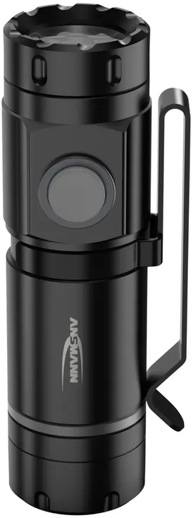 Une lampe torche noire avec un clip argenté et un bouton gris.