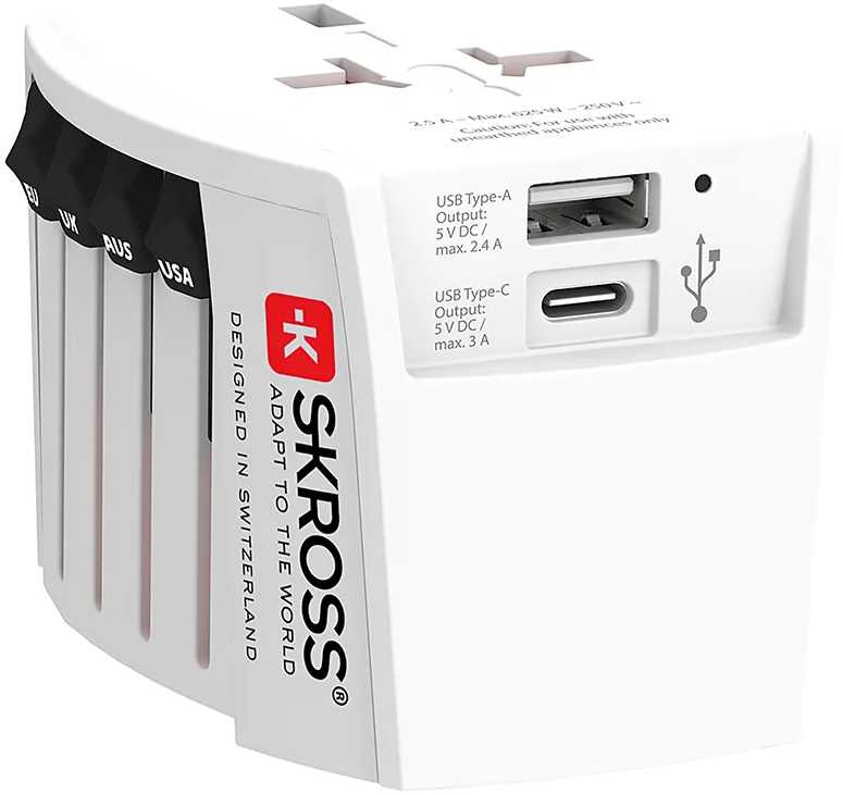 Adattatore da viaggio universale Skross bianco con porte USB-A e USB-C. Le etichette mostrano UE, Regno Unito, AUS, USA.
