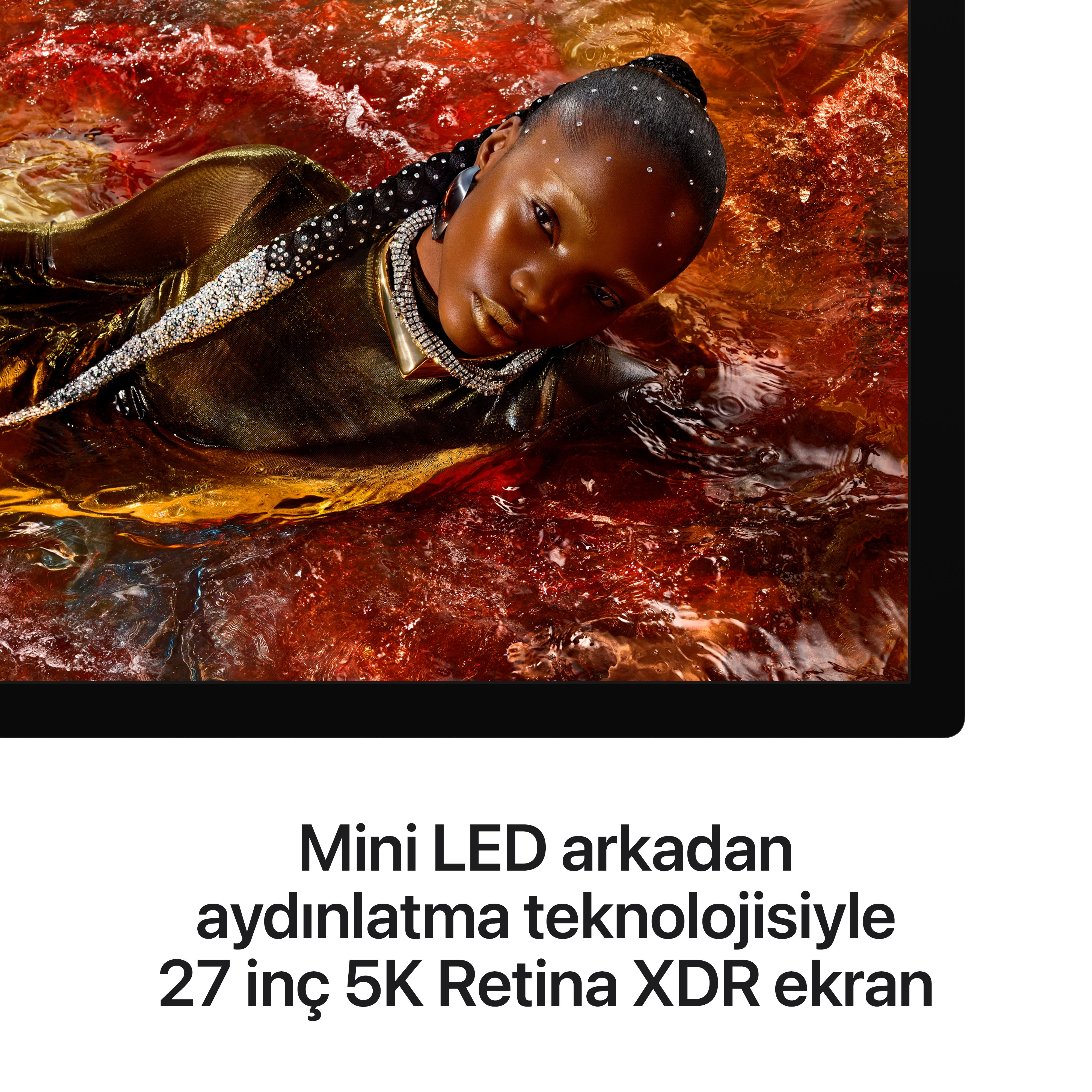 Kırmızı suda mücevherli kadın, detaylı yakın çekim portre.