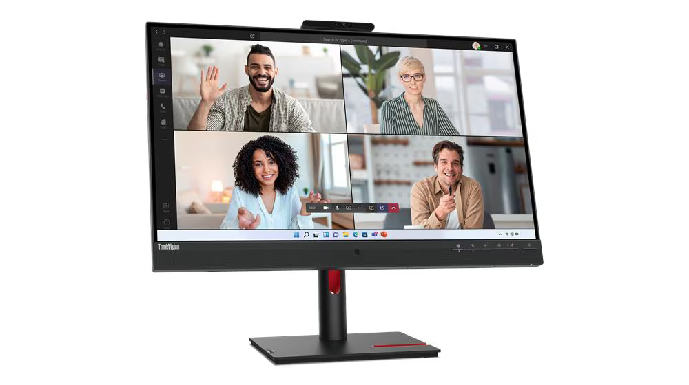 Négy ember videohívásban egy monitoron. Mindannyian mosolyognak.