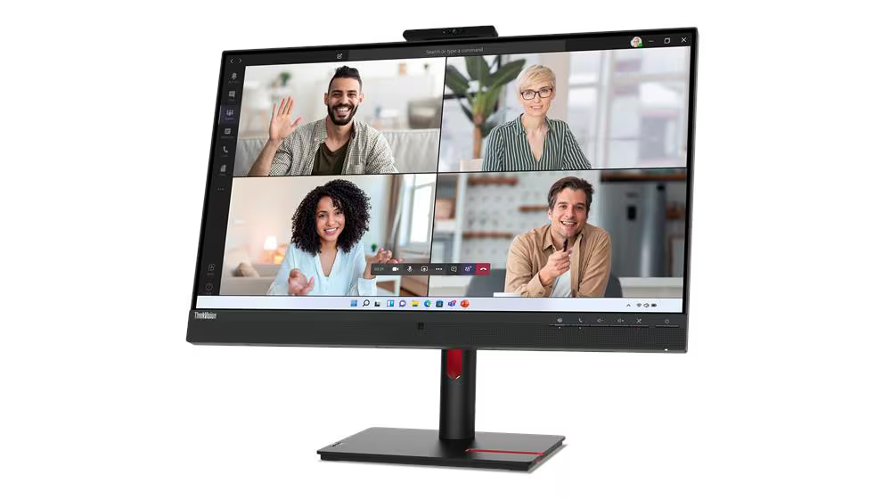 Négy ember videohívásban egy monitoron. Egyik férfi integet, egyik nő beszél.
