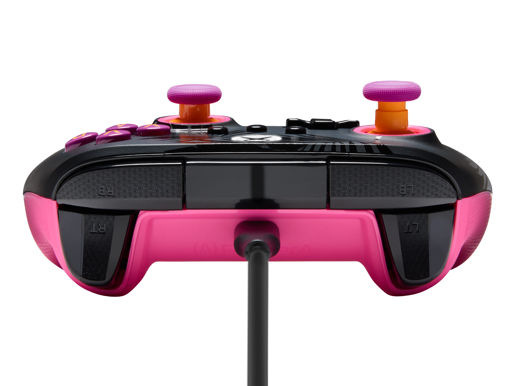 Ein pinker Xbox-Controller mit lila und orangen Akzenten, der an einem schwarzen Kabel hängt.