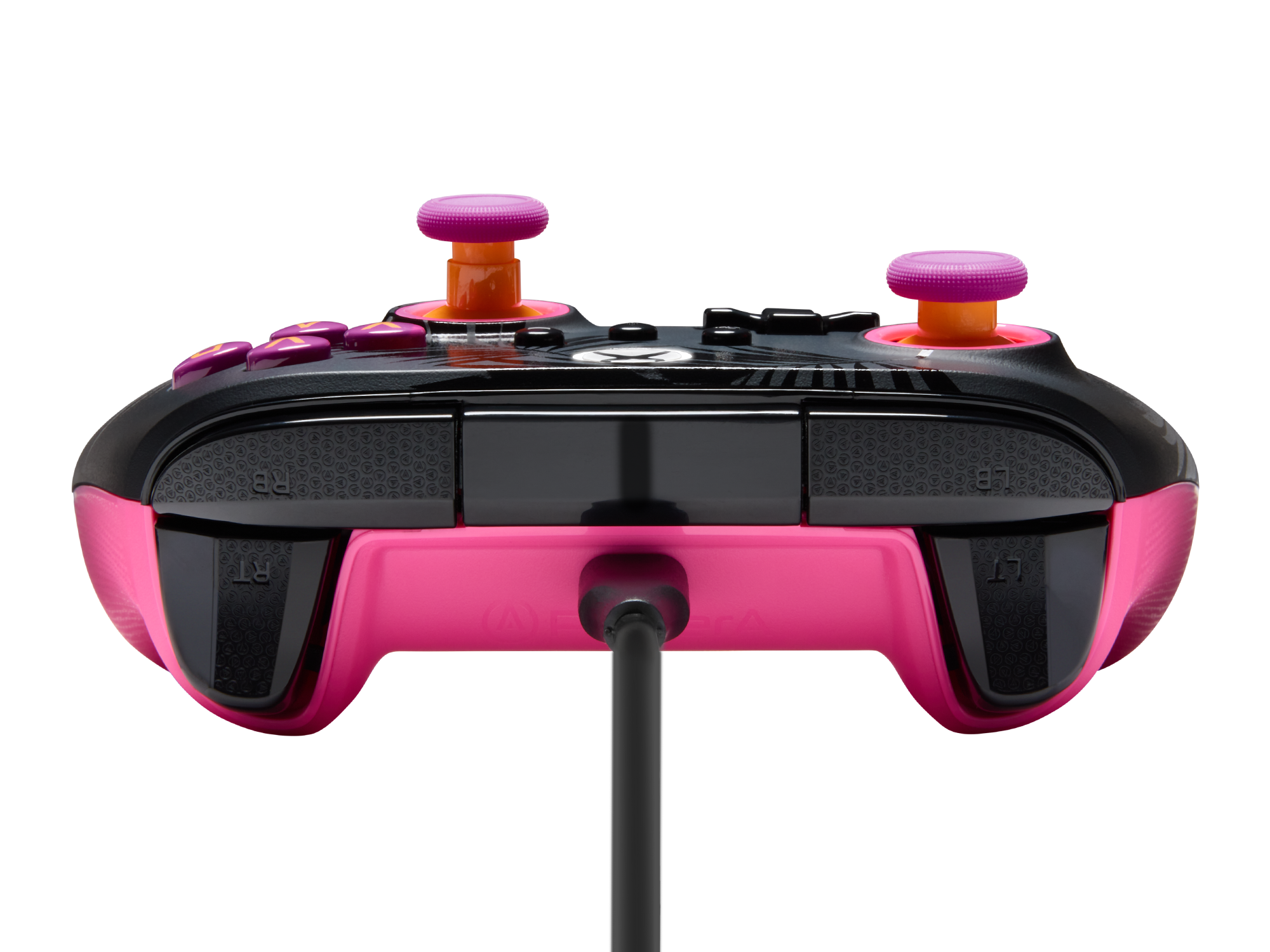 Ein pink-schwarzer Xbox-Controller mit lila-orangen Akzenten vor schwarzem Hintergrund.