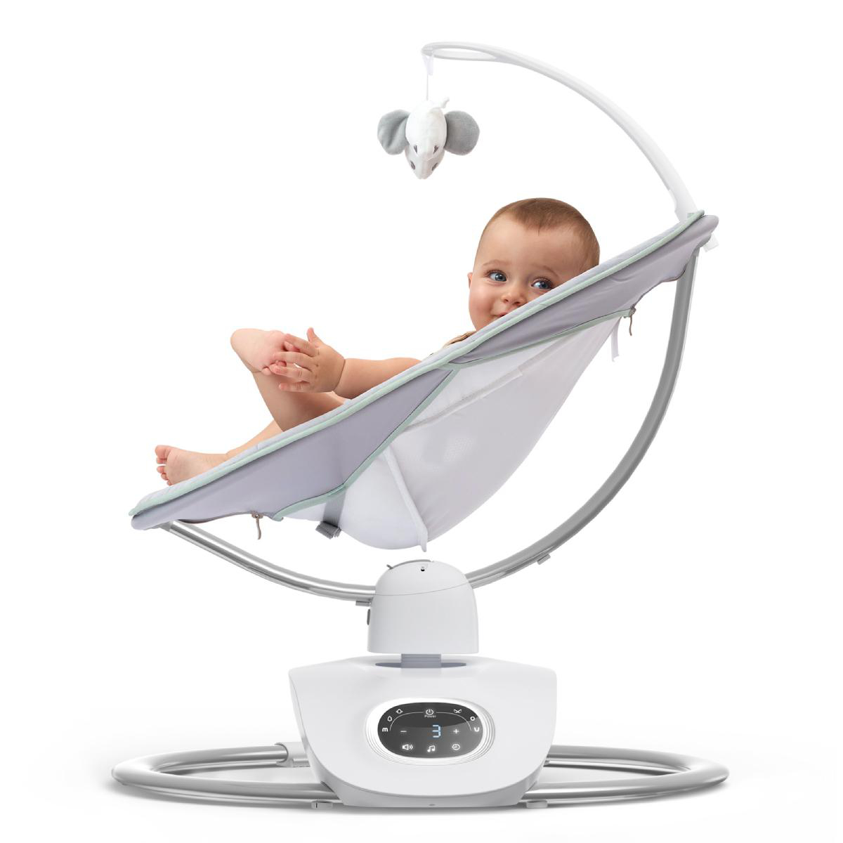 Ein Baby liegt in einer grauen und weißen Babyschaukel mit einem Elefantenspielzeug.