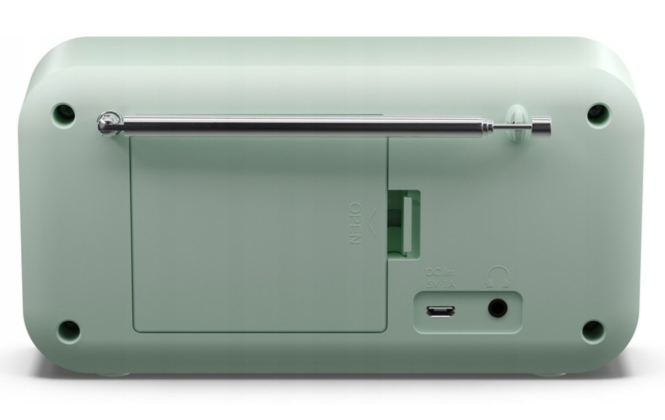 Tył jasnozielonego radia z wysuwaną anteną, komorą baterii i portami.