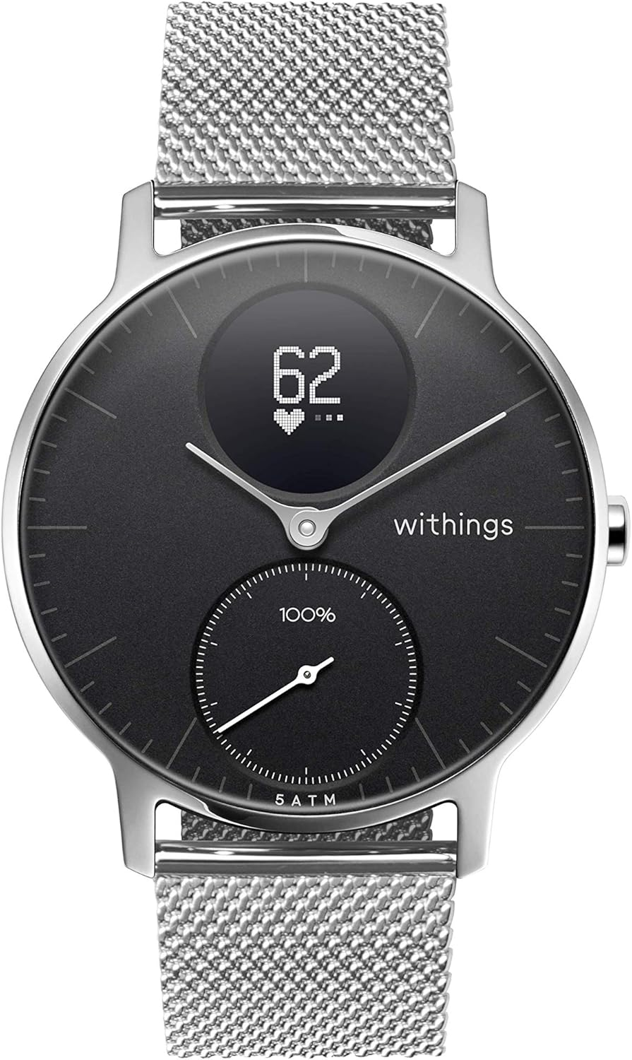 Un primo piano di uno smartwatch analogico con quadrante nero e cinturino in rete argentata.
