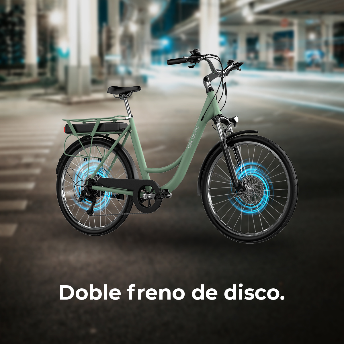 Bicicleta verde con frenos de disco en una calle nocturna.