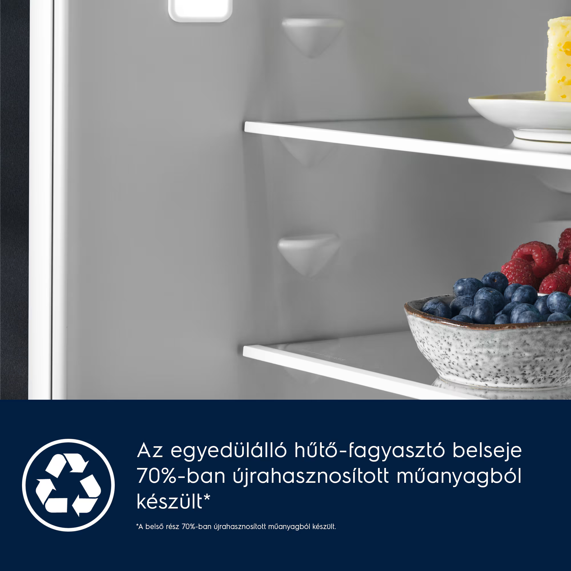 Hűtőszekrény belseje bogyós gyümölcsökkel és sajttal. Újrahasznosítási szimbólum.