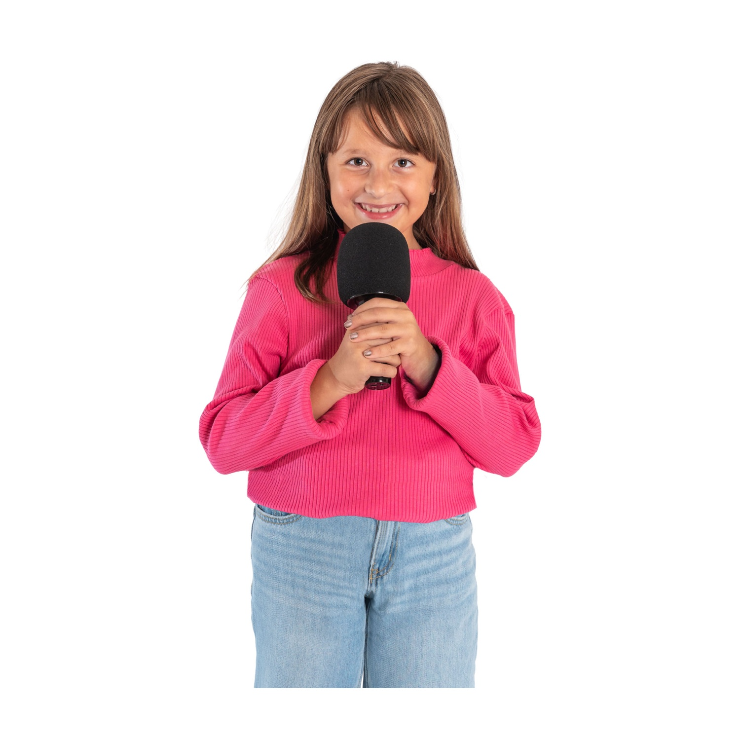 Una ragazza in maglione rosa e jeans tiene un microfono nero.