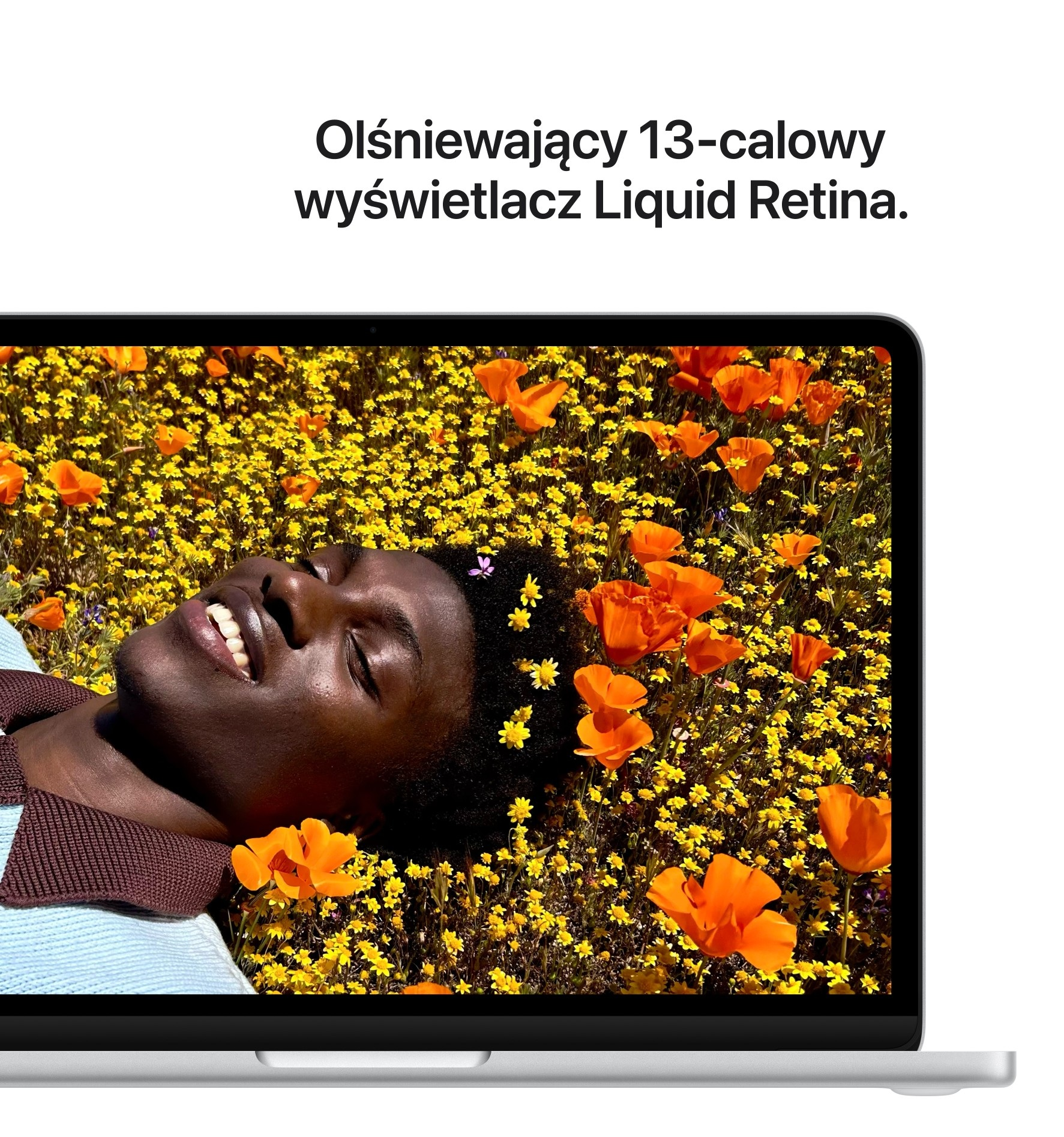 Mężczyzna leży na polu pełnym żółtych i pomarańczowych kwiatów.