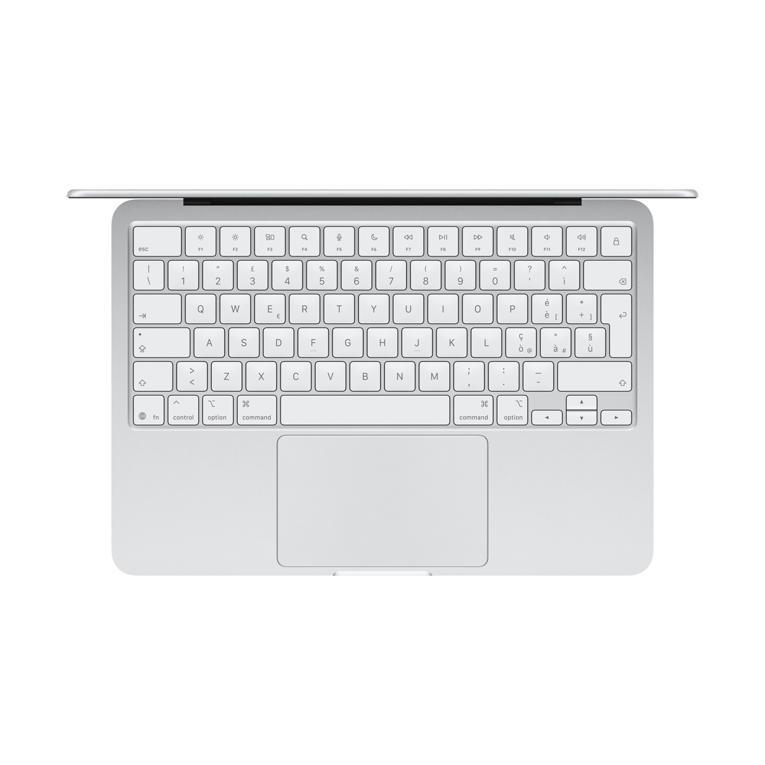 Primo piano di una tastiera e trackpad argentati di un laptop aperto.