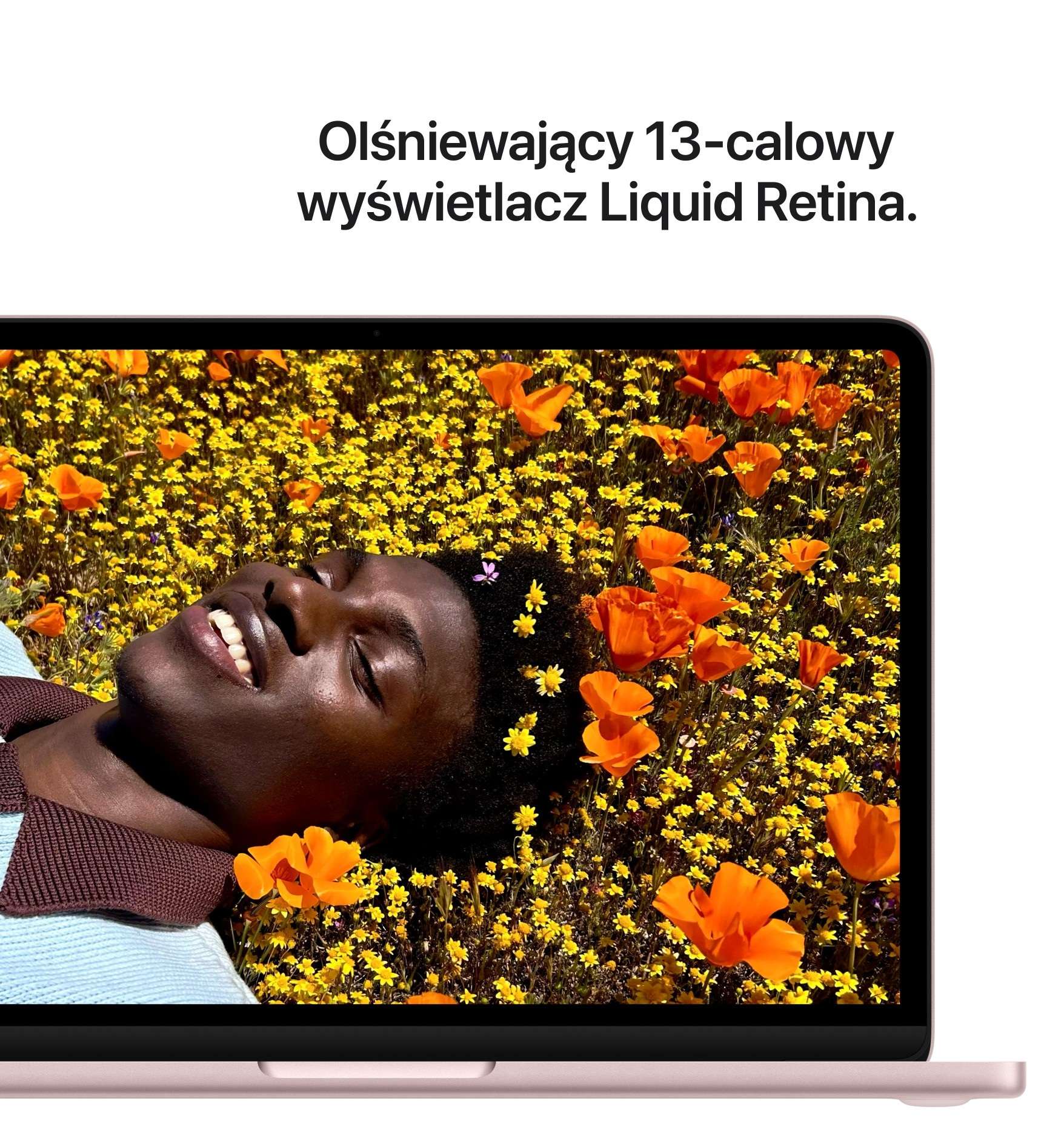 Mężczyzna leży na polu żółtych i pomarańczowych kwiatów, twarzą zwróconą ku niebu.