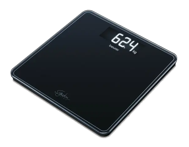 Czarna szklana waga cyfrowa pokazuje 62,4 kg. Widoczne jest logo Beurer.