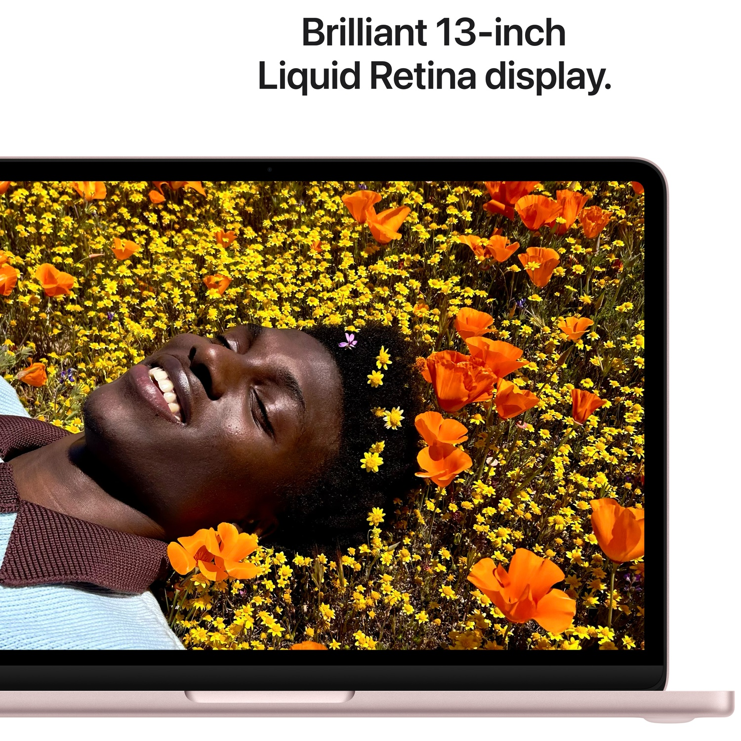 Une personne repose dans un champ de fleurs jaunes et oranges.
