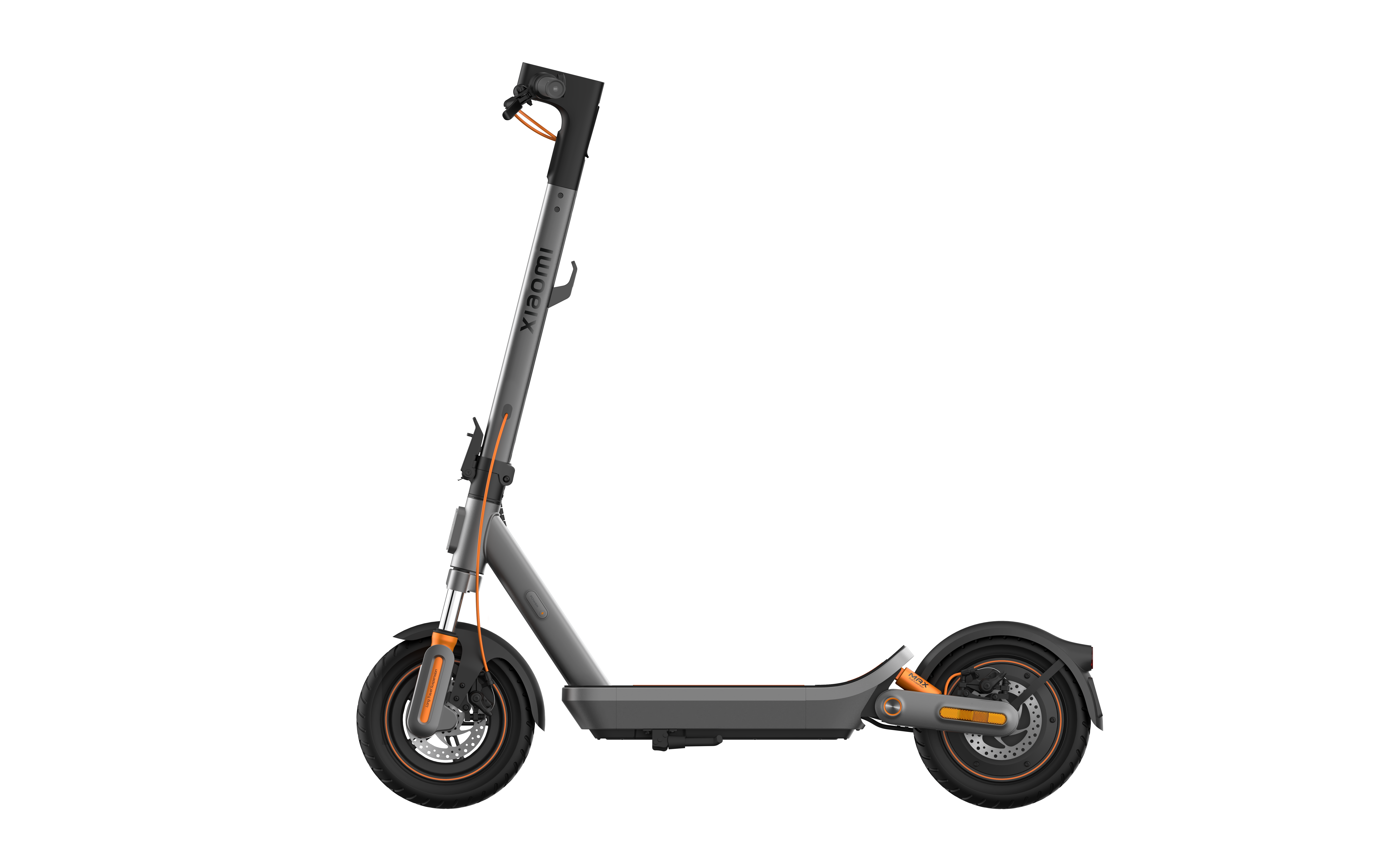 Grauer Xiaomi E-Scooter mit orangefarbenen Akzenten, von der Seite gezeigt.