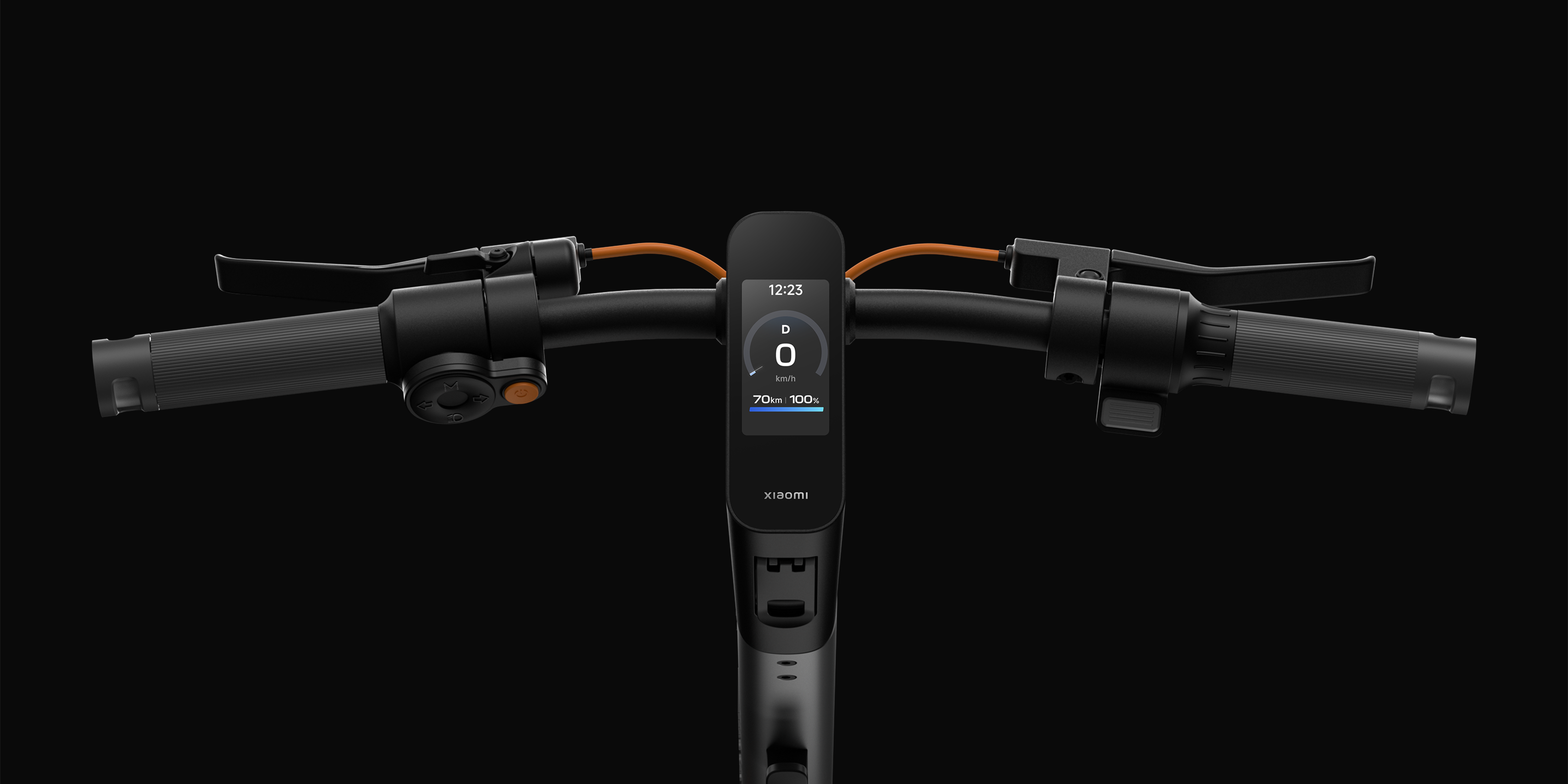 Lenker eines Elektrorollers mit Display, das 0 km/h, 70 km und 100 % anzeigt.