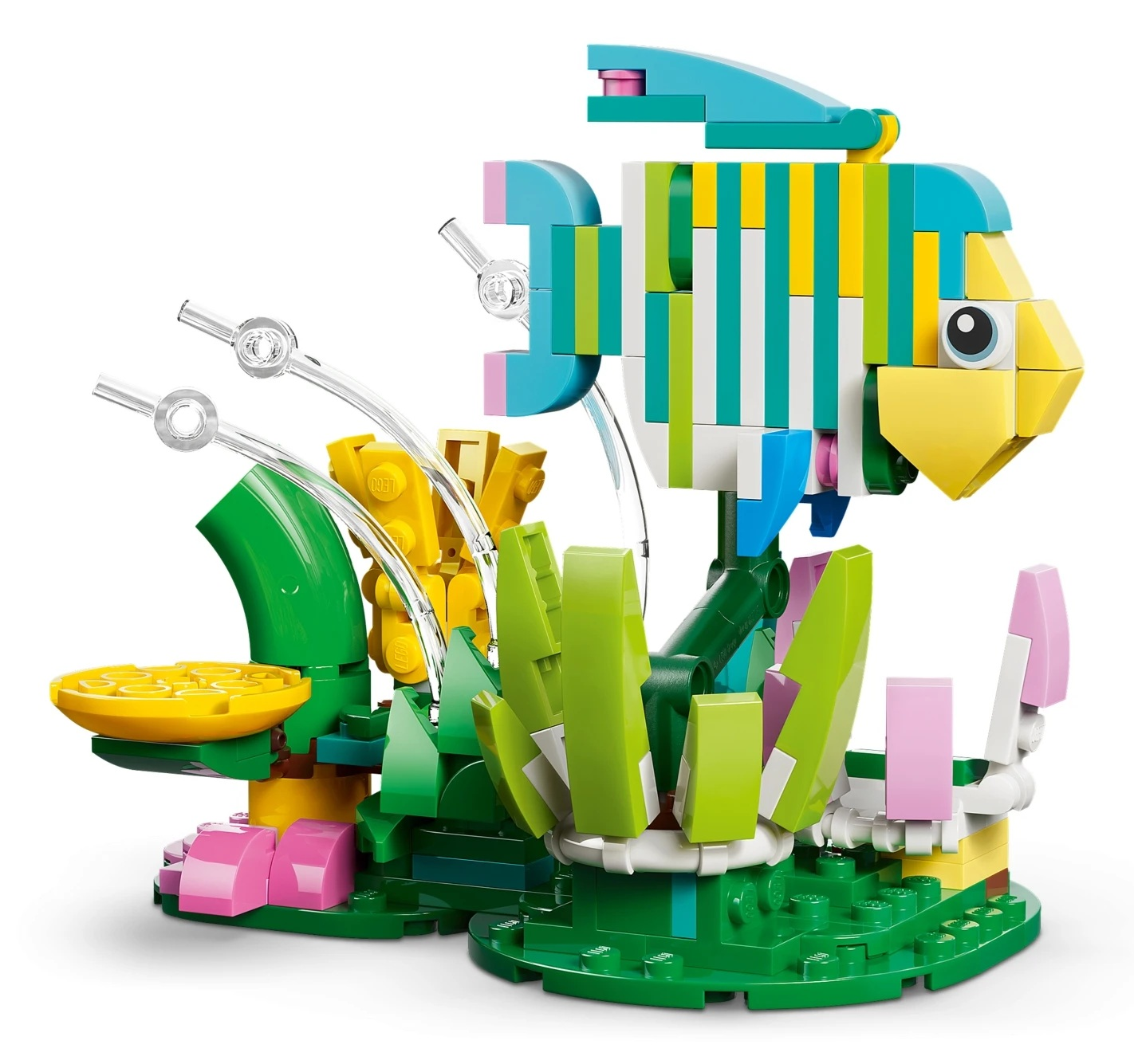 Kolorowy model ryby Lego w paski na zielonej podwodnej trawie.