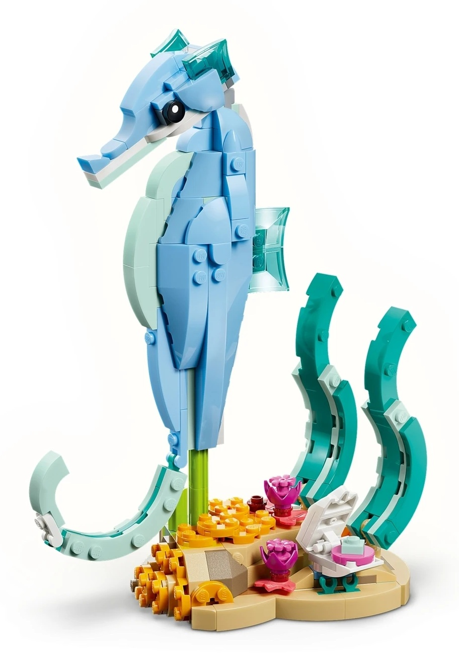 Jasnoniebieski konik morski z klocków Lego stoi na podstawie z koralem i roślinami.