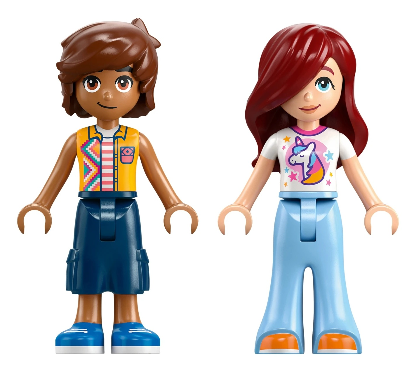 Dwie figurki Lego: jedna z brązowymi włosami, żółtą kamizelką, pasiastą koszulką, niebieską spódnicą. Druga rudowłosa, w koszulce z jednorożcem, niebieskich spodniach.