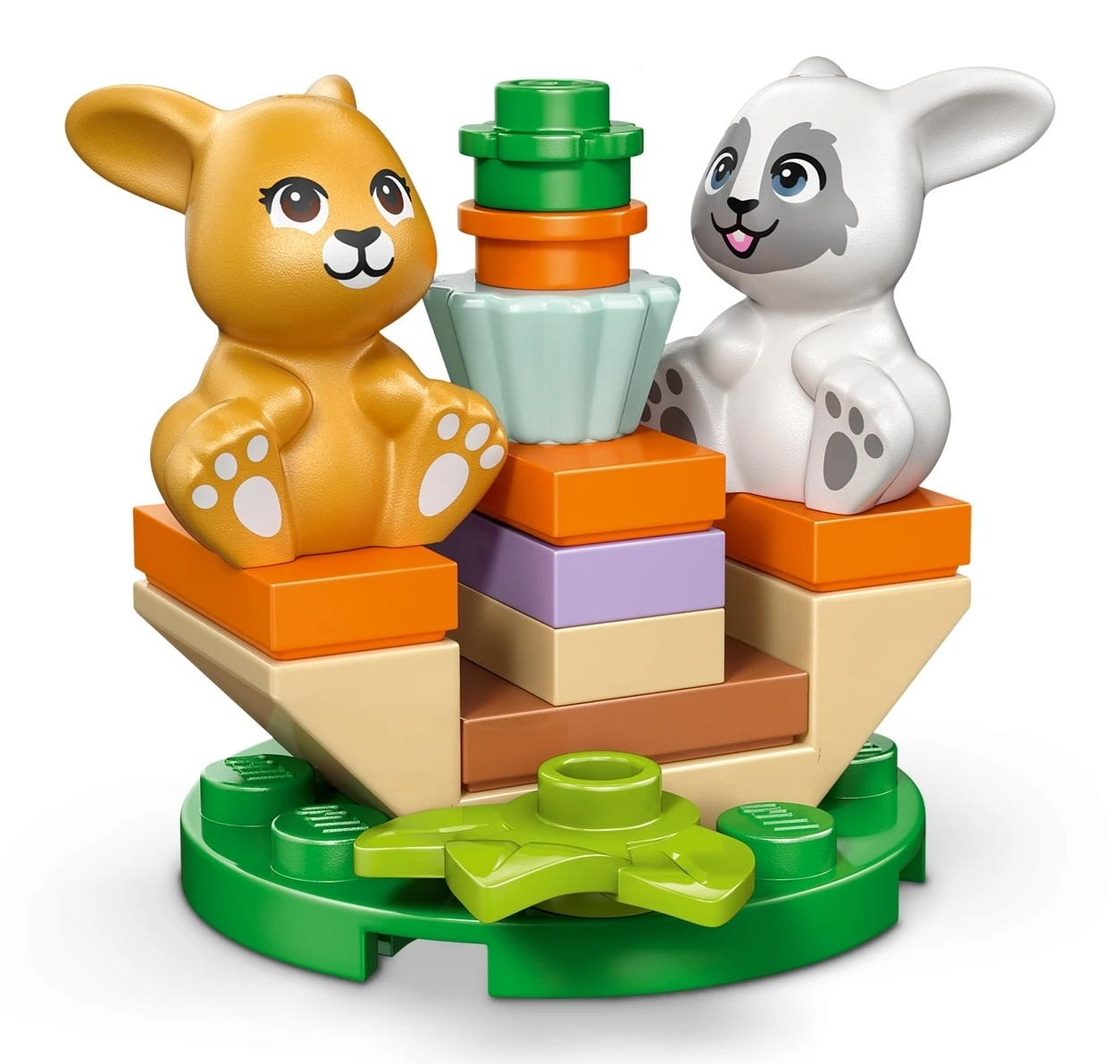 Dwa zwierzątka zabawkowe na kolorowych klockach. Żółte zwierzę po lewej, białe po prawej.