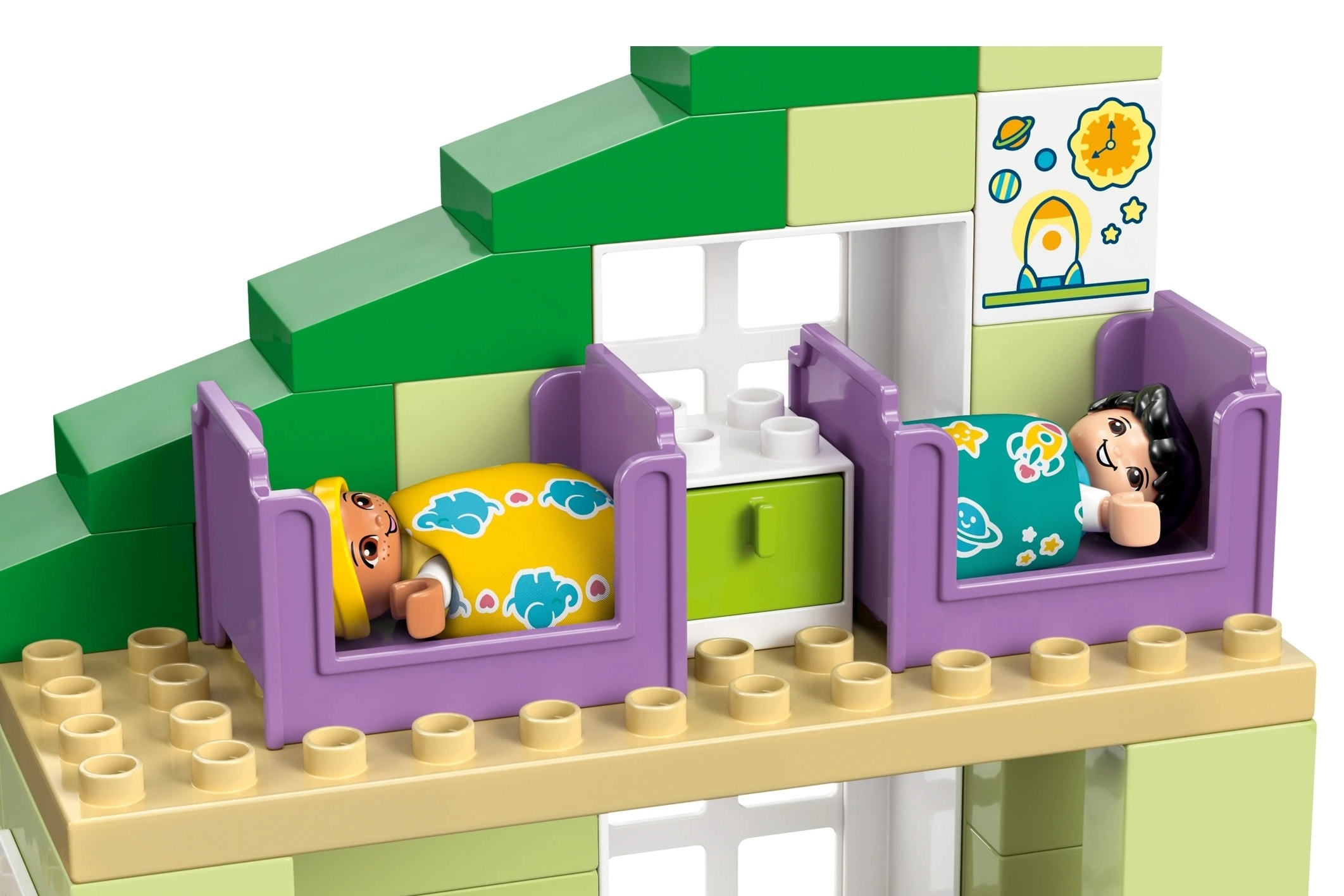 Dwie figurki Lego śpią w fioletowych łóżkach. Jedno łóżko jest żółte, drugie niebiesko-zielone.