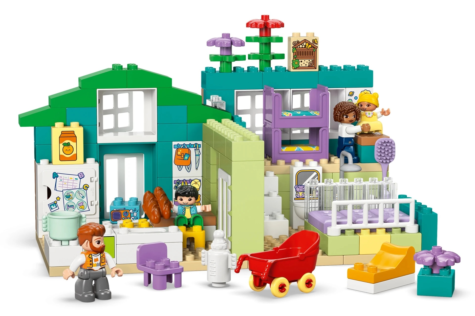 Dom LEGO Duplo z figurkami, łóżkiem, wózkiem i kuchnią.