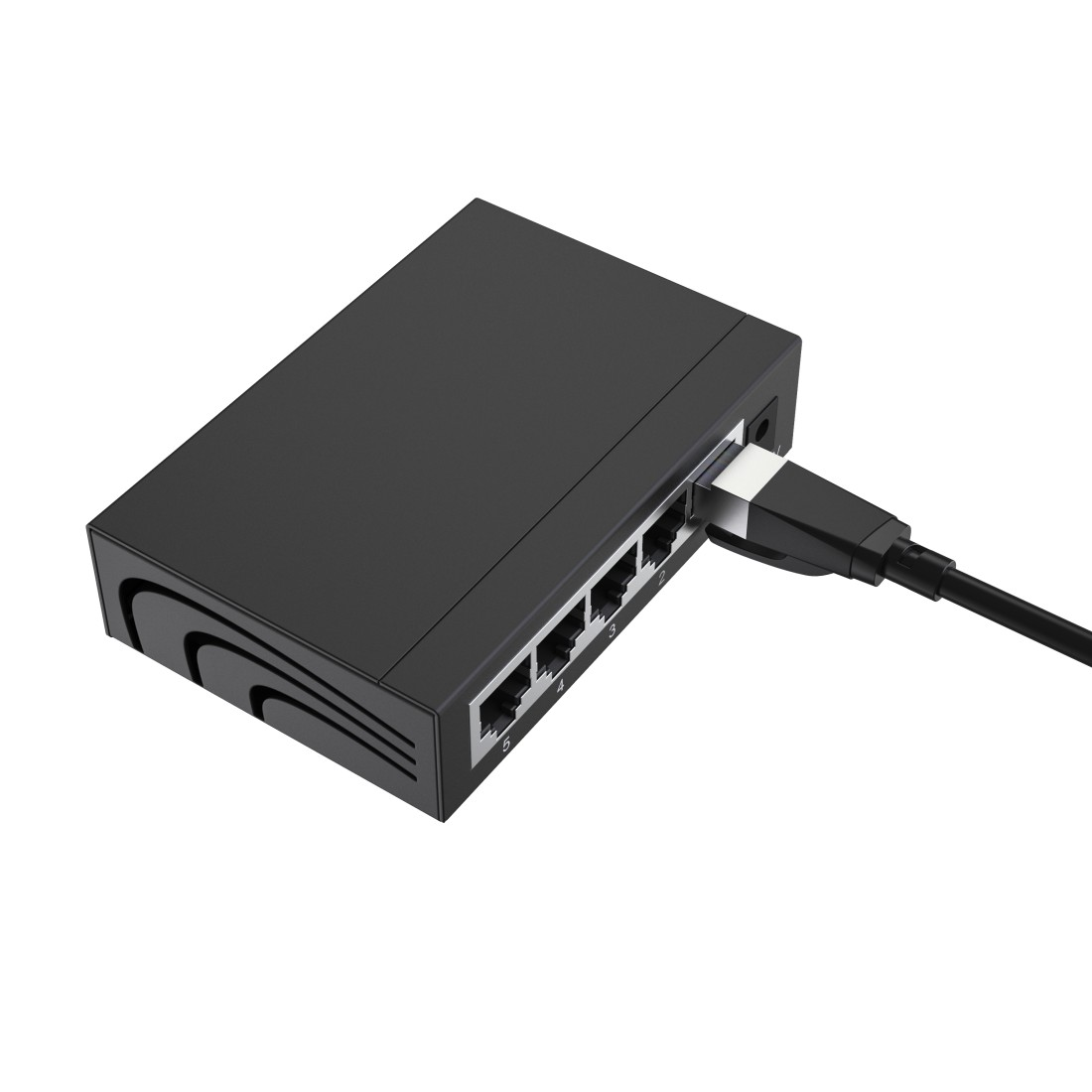 Ein schwarzer Netzwerk-Switch mit fünf Anschlüssen und einem eingesteckten Kabel.