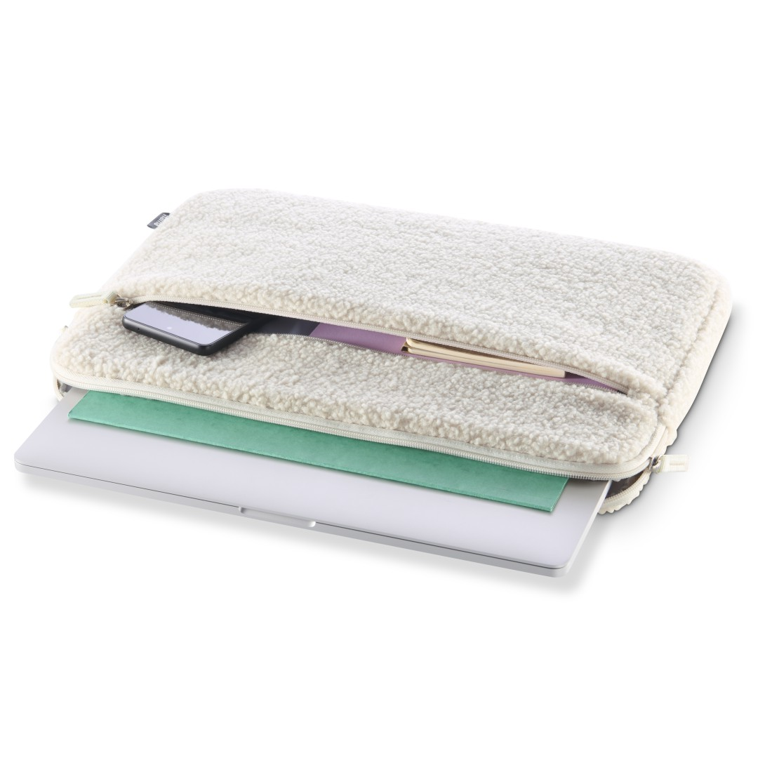 Ein cremefarbener Teddyfleece-Laptop sleeve mit Handy, Notizbuch und grünen Blättern.