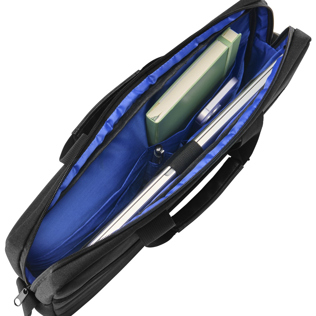Schwarze Laptoptasche mit blauem Innenfutter, gefüllt mit Buch, Handy und Stift.