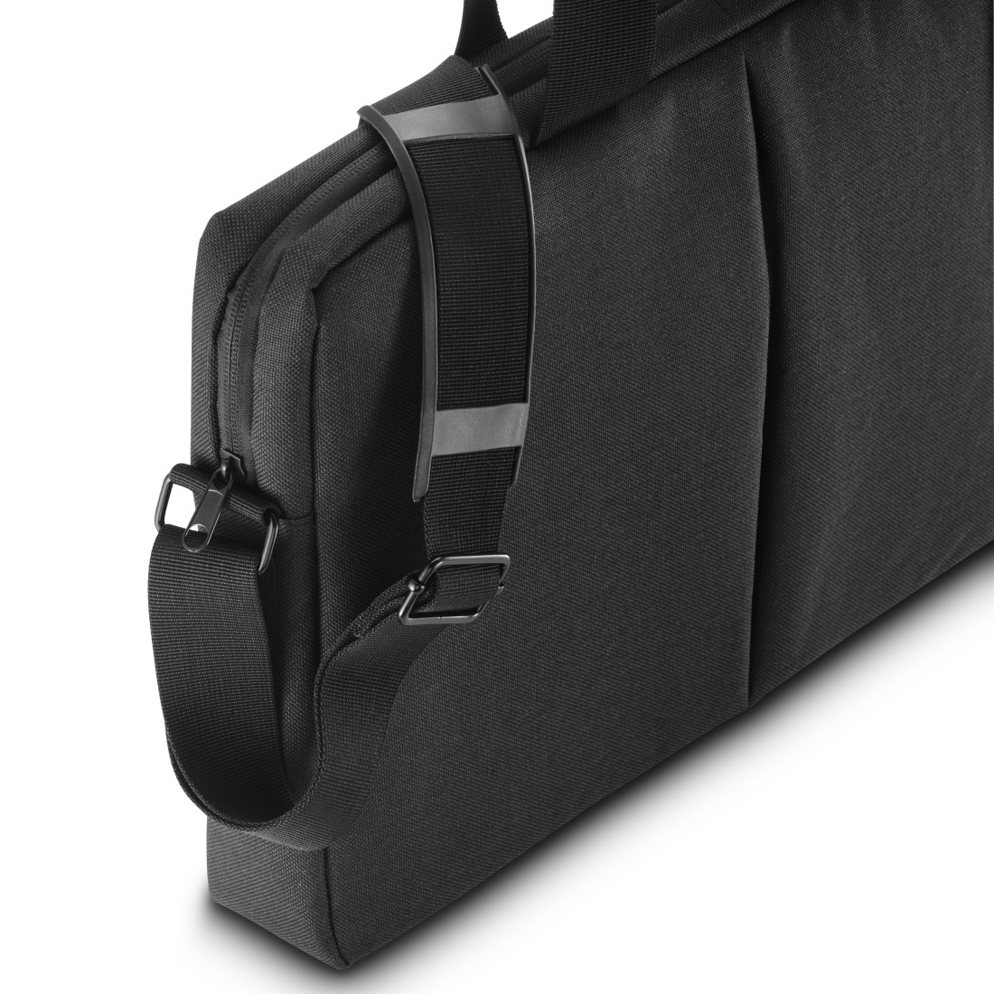 Schwarze Tasche mit verstellbarem Gurt und Reißverschluss.