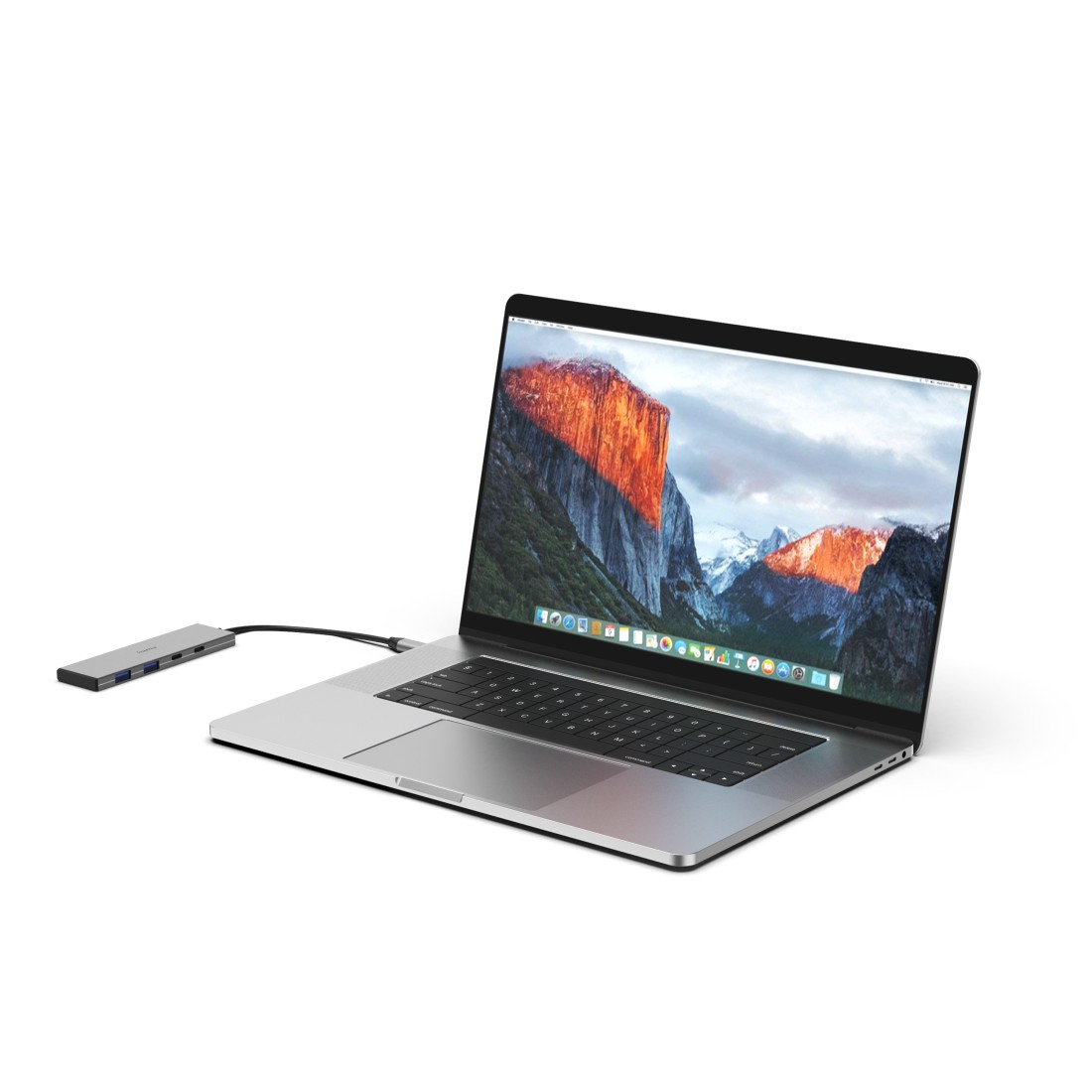 Ein silberner Laptop ist an einen grauen USB-Hub angeschlossen. Der Bildschirm zeigt Berge.