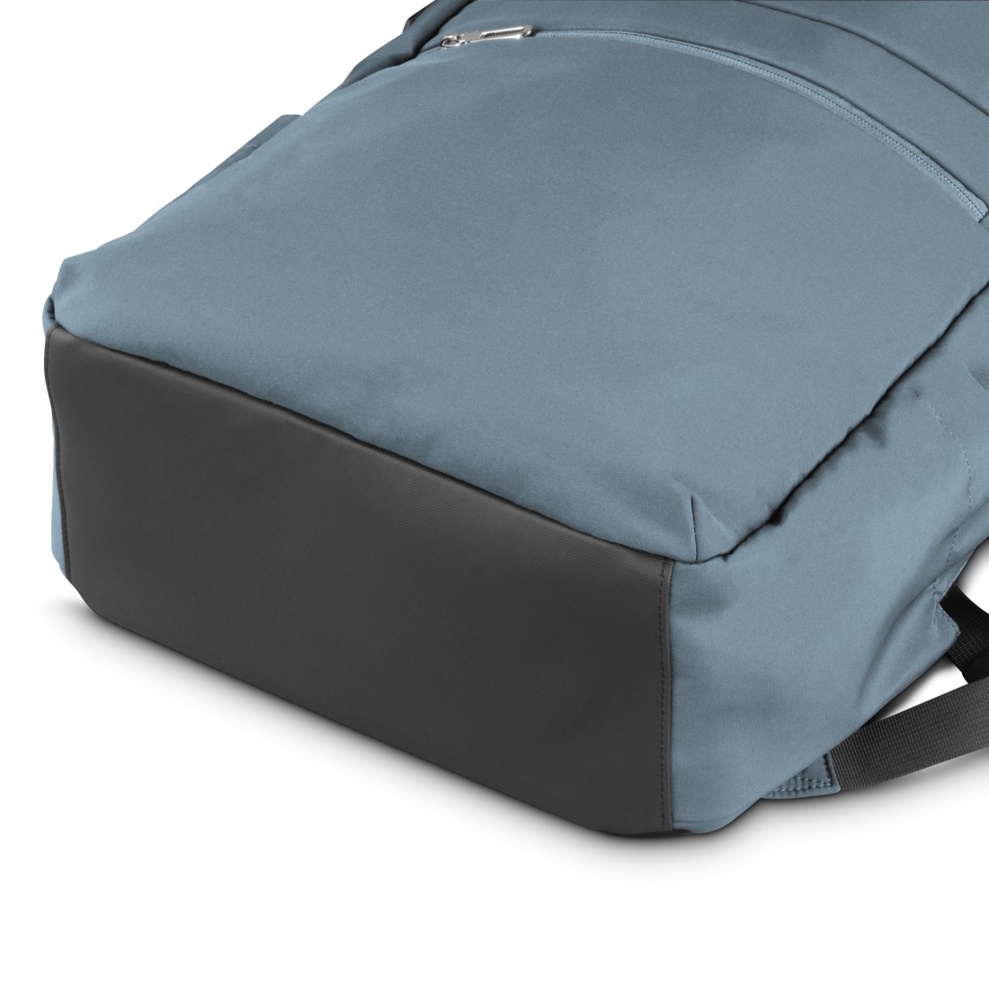 Blauer Rucksack mit dunklem Boden und Reißverschluss.