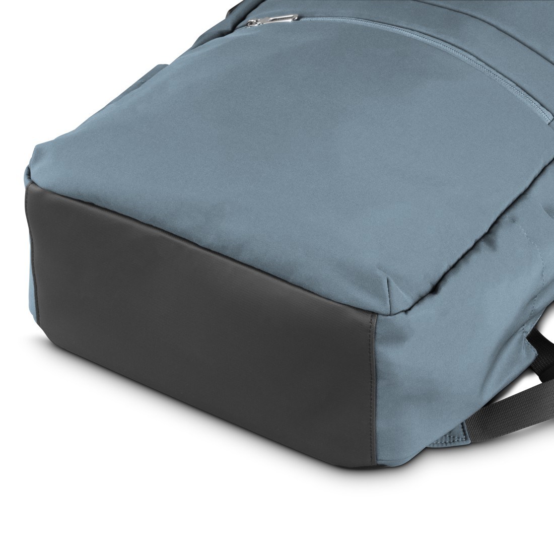 Ein blauer Rucksack mit einer dunklen Basis aus Lederimitat.