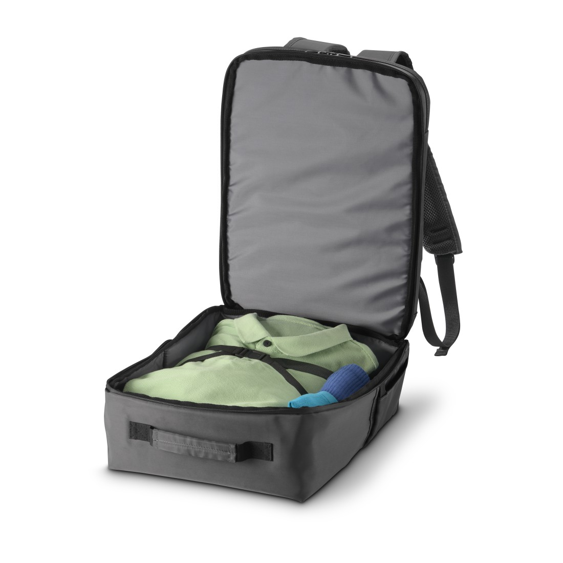 Ein grauer Rucksack mit offenem Fach, darin ein hellgrünes Poloshirt und blaue Socken.