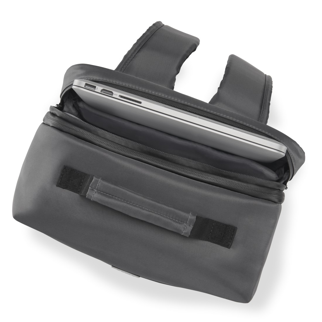 Ein silberner Laptop ist in einem offenen grauen Rucksack.