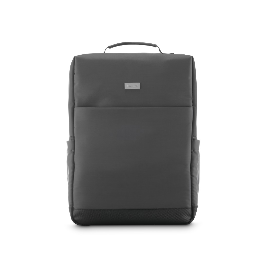 Ein dunkler Rucksack mit einem Logo und einem oberen Griff, isoliert auf Weiß.