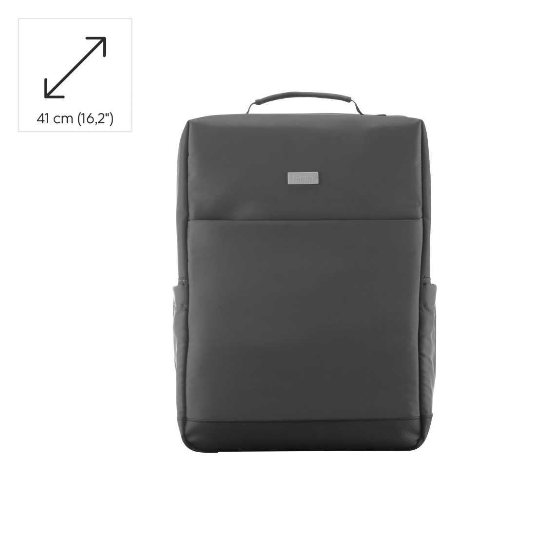 Grauer Rucksack mit silbernem Logo und Henkel. Maße: 41 cm.