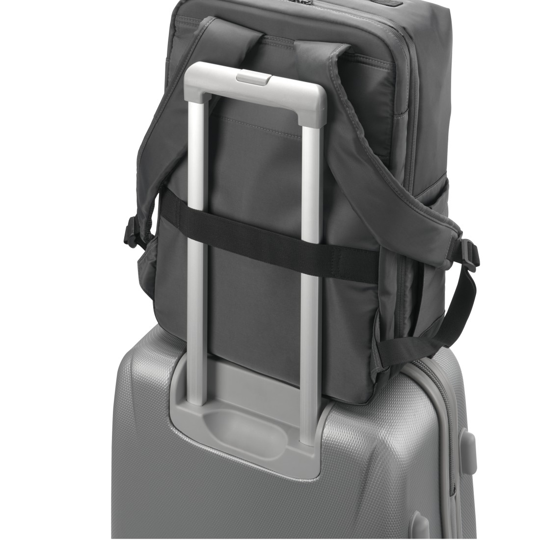 Ein grauer Rucksack ist auf einem silbernen Koffer befestigt.