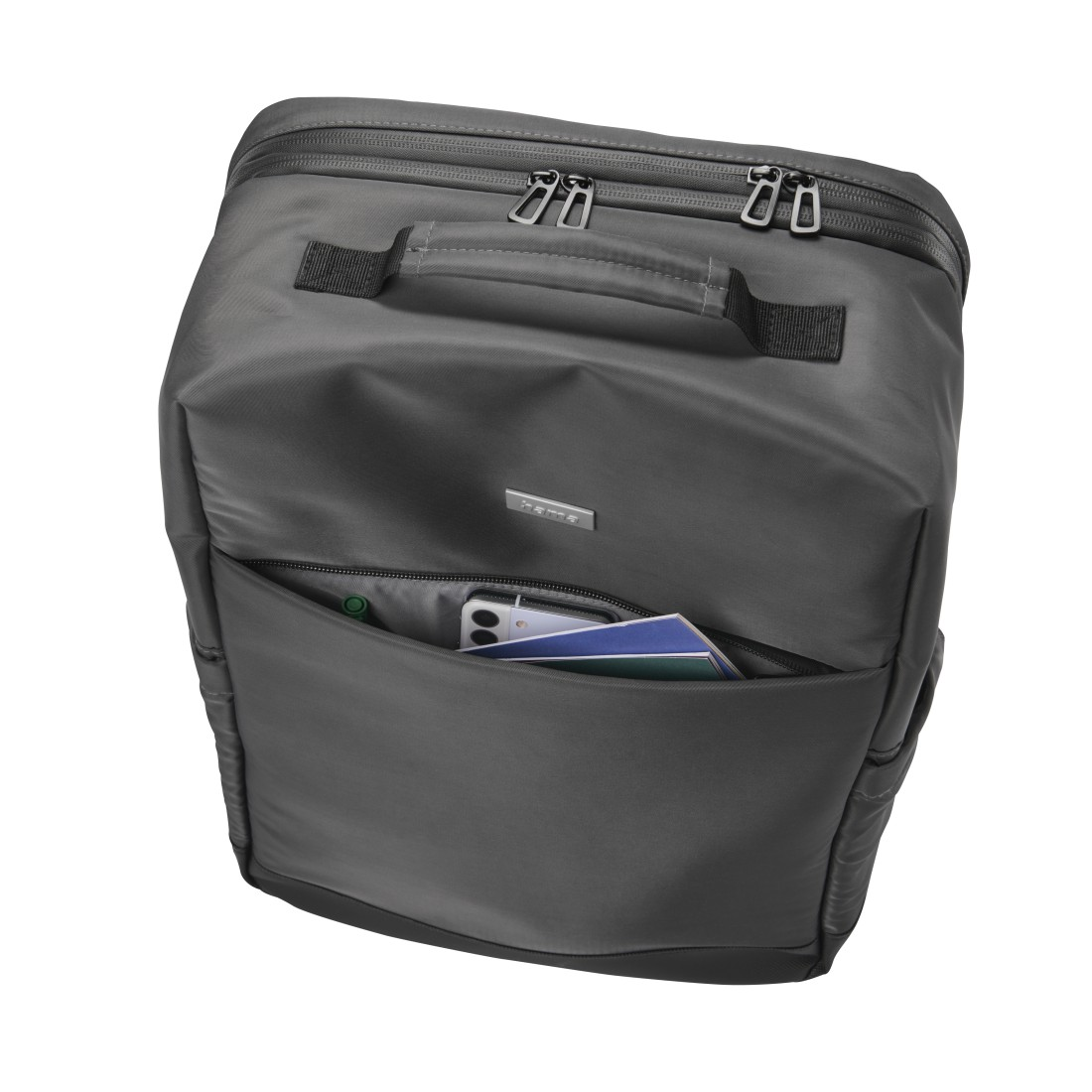 Grauer Rucksack mit offenem Fach, Smartphone und Karten darin.