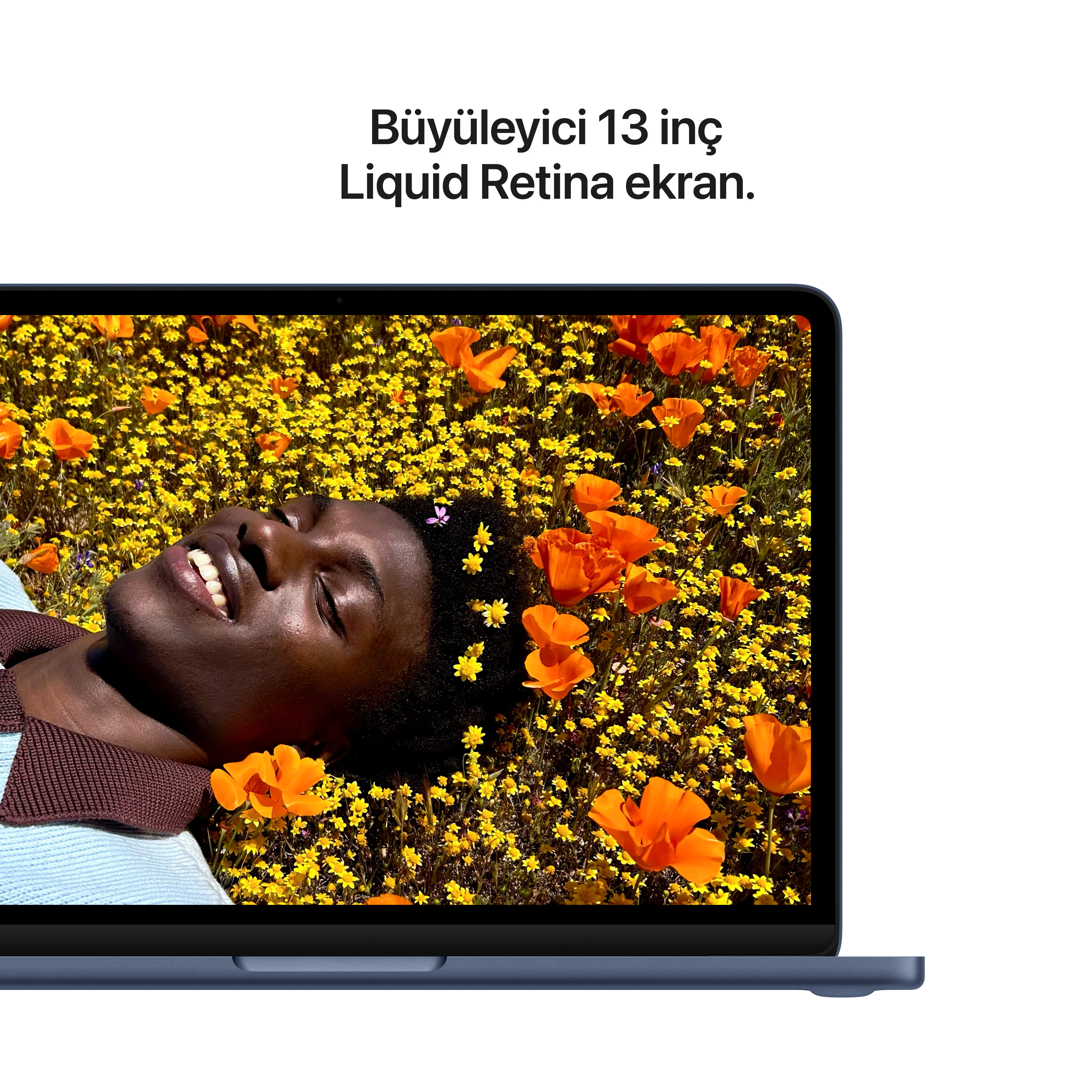 Bir adam sarı ve turuncu çiçeklerin olduğu bir alanda yatıyor.