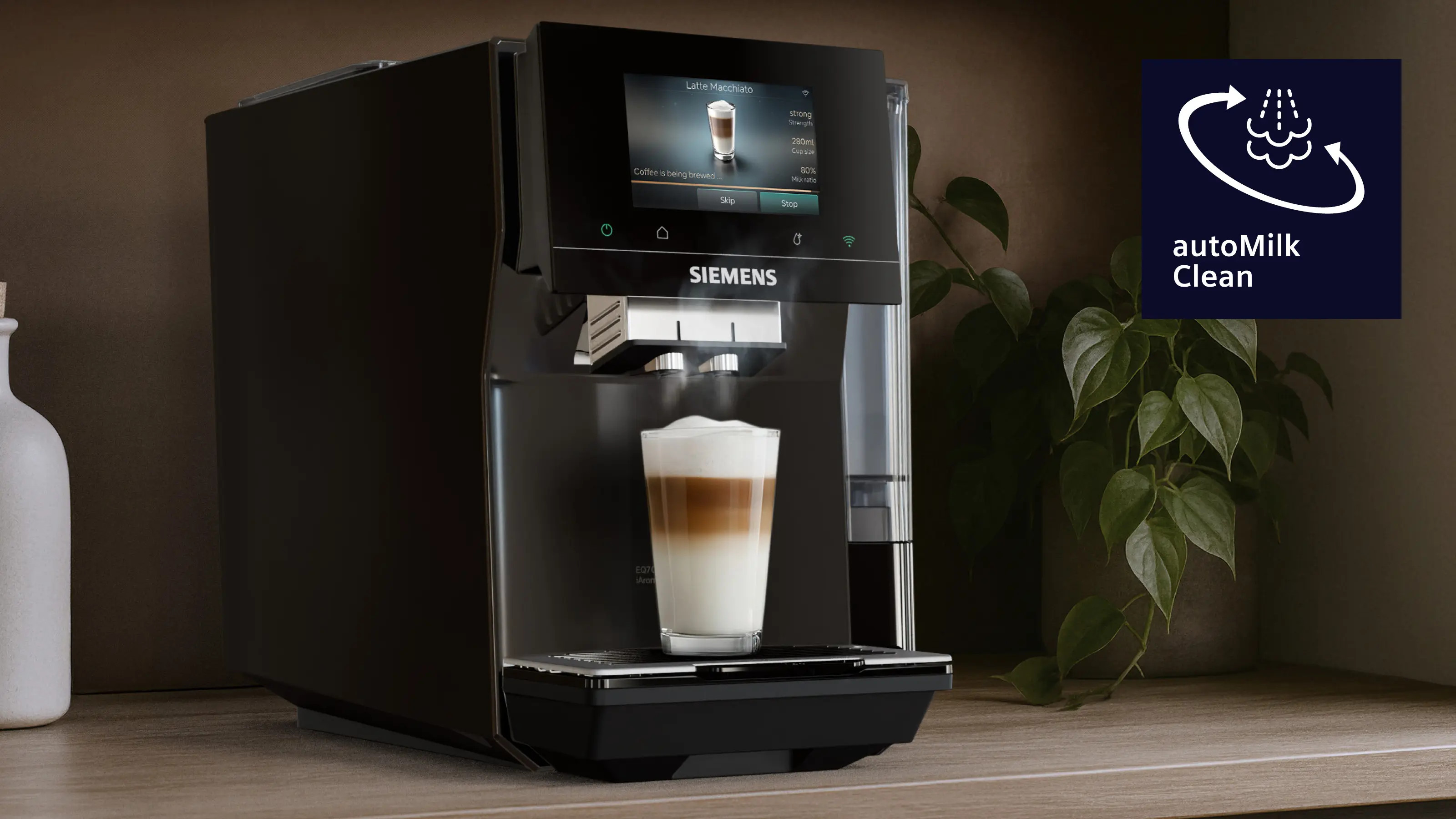 Czarny ekspres do kawy Siemens parzy latte macchiato z pianką mleczną.