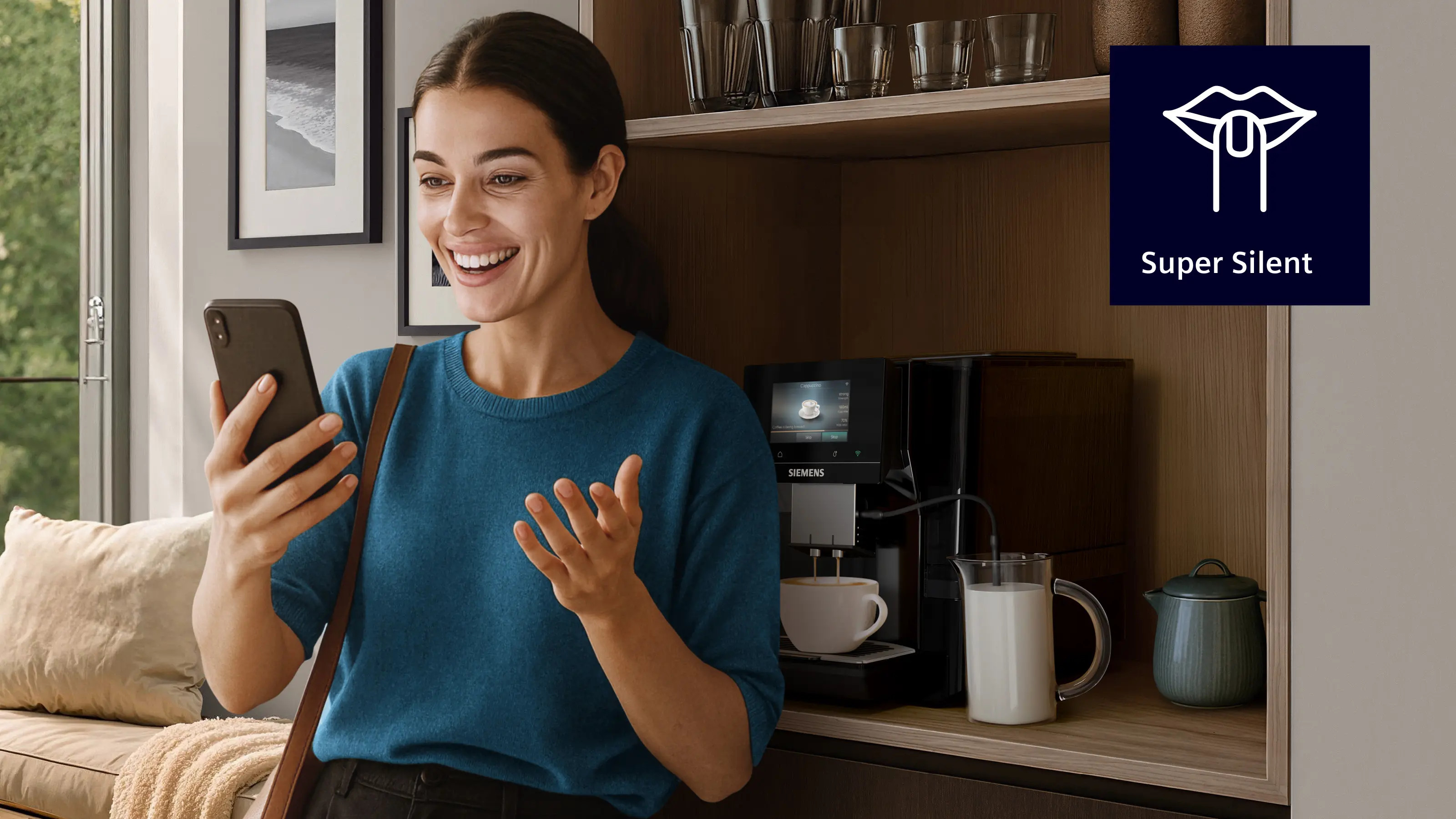 Uśmiechnięta kobieta patrzy na telefon obok ekspresu do kawy.