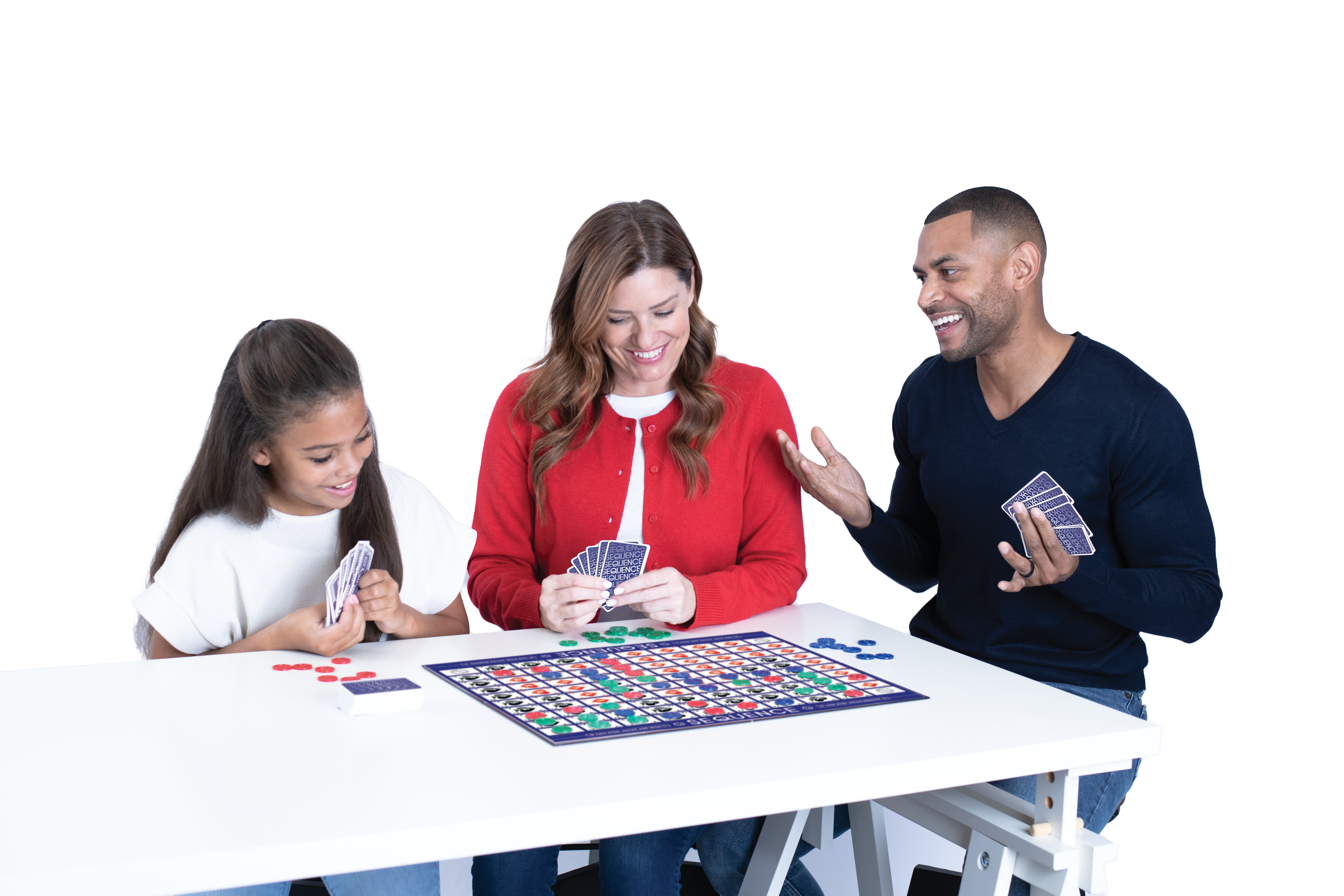 Famille jouant à un jeu de société avec cartes et jetons.