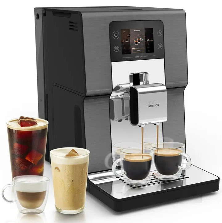 Ekspres do kawy parzy espresso do dwóch filiżanek; obok trzy zimne napoje.